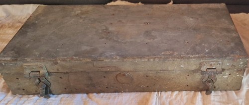 Ancienne caisse militaire - , en
