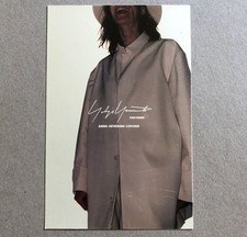 Yohji Yamamoto — carte postale publicitaire pour la collection homme 1998-1999.
