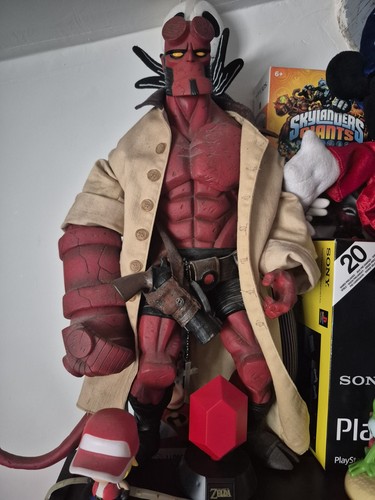 Figurine hellboy manteau beige - figurine,
