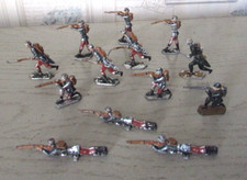 Lot de 13 soldats au combat