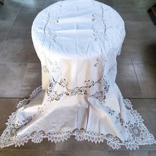 nappe ancienne brodée  style Richelieu blanche en coton doux Portugal artisanale