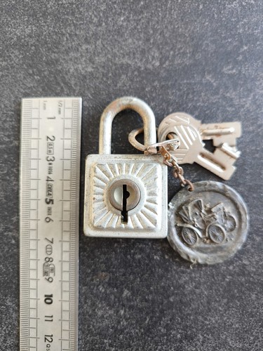 Cadenas ancien avec deux - , clés