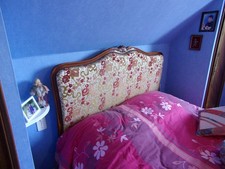 Bois de lit capitonné Louis XV en merisier et deux fauteuils merisier