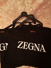 ZEGNA  -  2 HOUSSES À VÊTEMENTS - NEUVES + 2  CINTRES 
