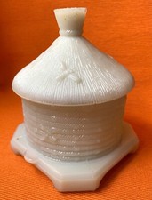 Pot à miel ancien en opaline blanche VALLERYSTHAL, forme ruche, France.