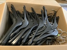 LOT 150 CINTRES PLAT EPAIS 20 mm EN PLASTIQUE NOIR POUR ADULTE 40/42 cm T.B.E