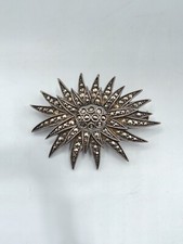 Bijou broche formant fleur en