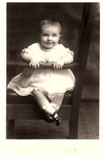 Carte Postale RPPC Chaussures Blanches Pour Bébé Portrait Baptême? c1940