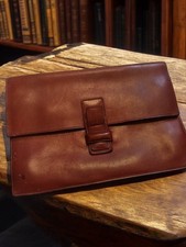 Petite sacoche en cuir vintage Ancienne, accessoire rétro d’occasion