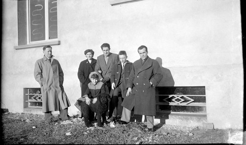 Famille devant maison chien