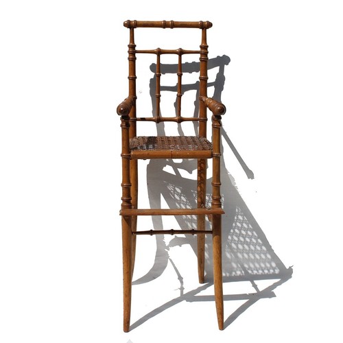 Ancienne chaise haute pour