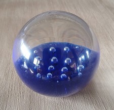 petit presse papier boule bleu