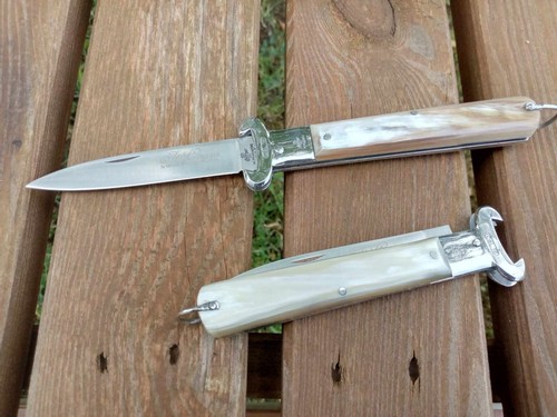 Fabuleux couteau défilé