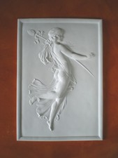 Bas relief danseuse en platre