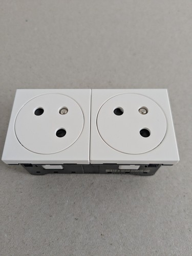 Neuf prise double précâblée - neuf,