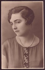 Carte-photo " Jeune femme aux