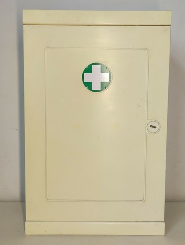 Ancienne armoire pharmacie - armoire,