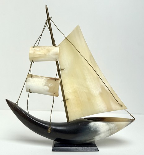 Bateau voilier en corne - /,