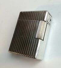 Briquet ST Dupont    en métal argenté à décor STRIES VERTICALES monogramme MC