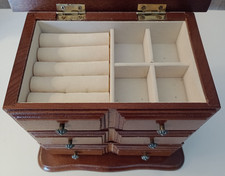 Boîte à bijoux en bois avec