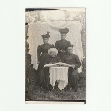 Trois femmes, un prêtre, un