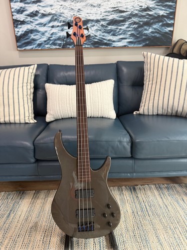 Breaker bass ozona guitar - breaker,