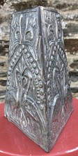vase étain repoussé