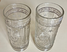 Paire de vases rouleaux anciens en verre moulé, signés VS, couronne de laurier