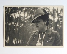Portrait femme, bois, uniforme