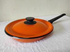 Ancienne Sauteuse, Poêle avec