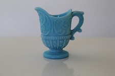 Petit pichet en opaline bleue