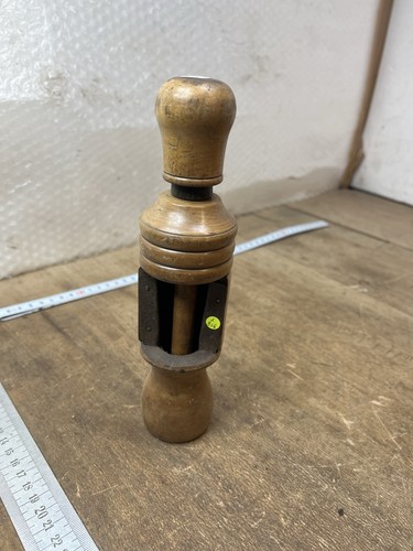 Bouchonneuse old tool - old,