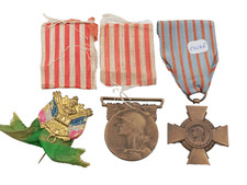 N2b/09/25 (REF27076) Military medals including combatant cross FRENCH medal