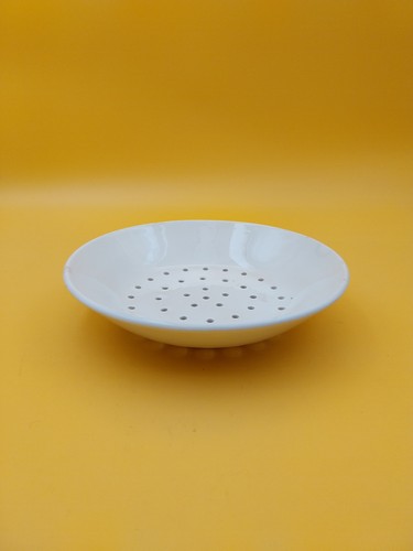 Assiette percée égoutoir