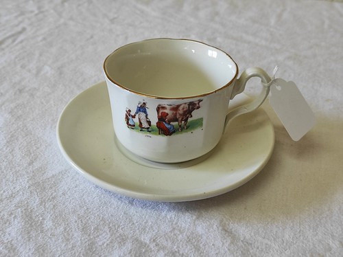 Ancienne tasse sous - ancienne,
