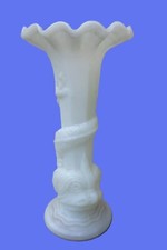 Vase  " Dauphin " en opaline