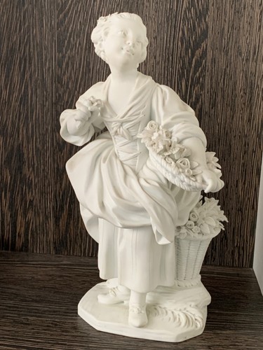 Sèvres jeune fille - —, aux