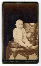 PHOTO CDV BARCELONA Napoléon, un bébé potelé assis sur un fauteuil montage