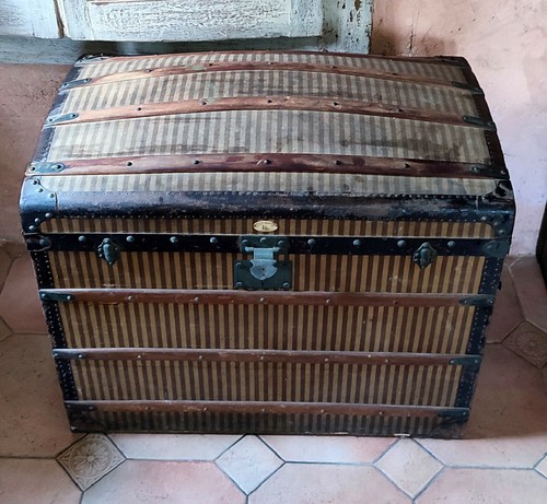 Ancienne malle bombée les