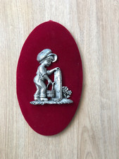 cadre étain vintage sur velours rouge 20 cm sujet gavroche fontaine ancien deco