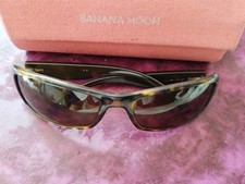 Paire de lunettes de soleil