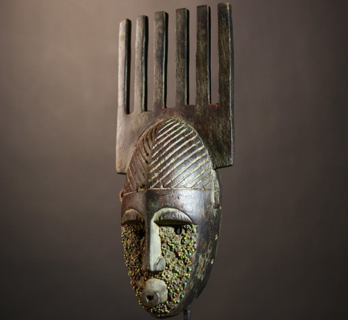 Masque écusson peigne