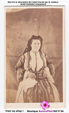 FEMME EN TENUE TRADITIONNELLE