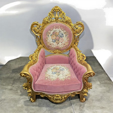 Un canapé et un fauteuil rose