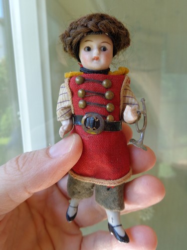 Petite poupée ancienne pour