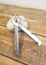 Couteaux multi fonction en acier inoxidable avec étuit.