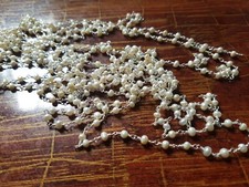 Chapelet en nacre reliant les