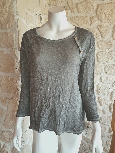 Haut gris avec petits - , boutons