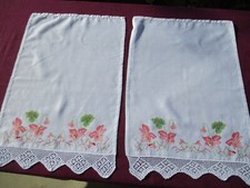 paire de petits rideaux