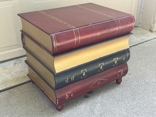 Vintage trompe oeil stack - trompe, l'oeil
